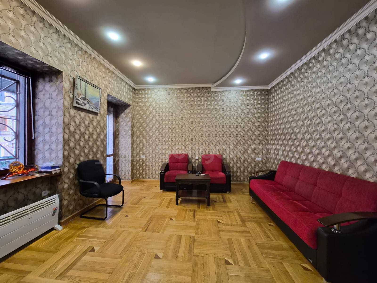 3 Սենյականոց Բնակարան Քարե Շենքում, 72քմ, 3/5 հարկ, Նորմալ Վիճակում