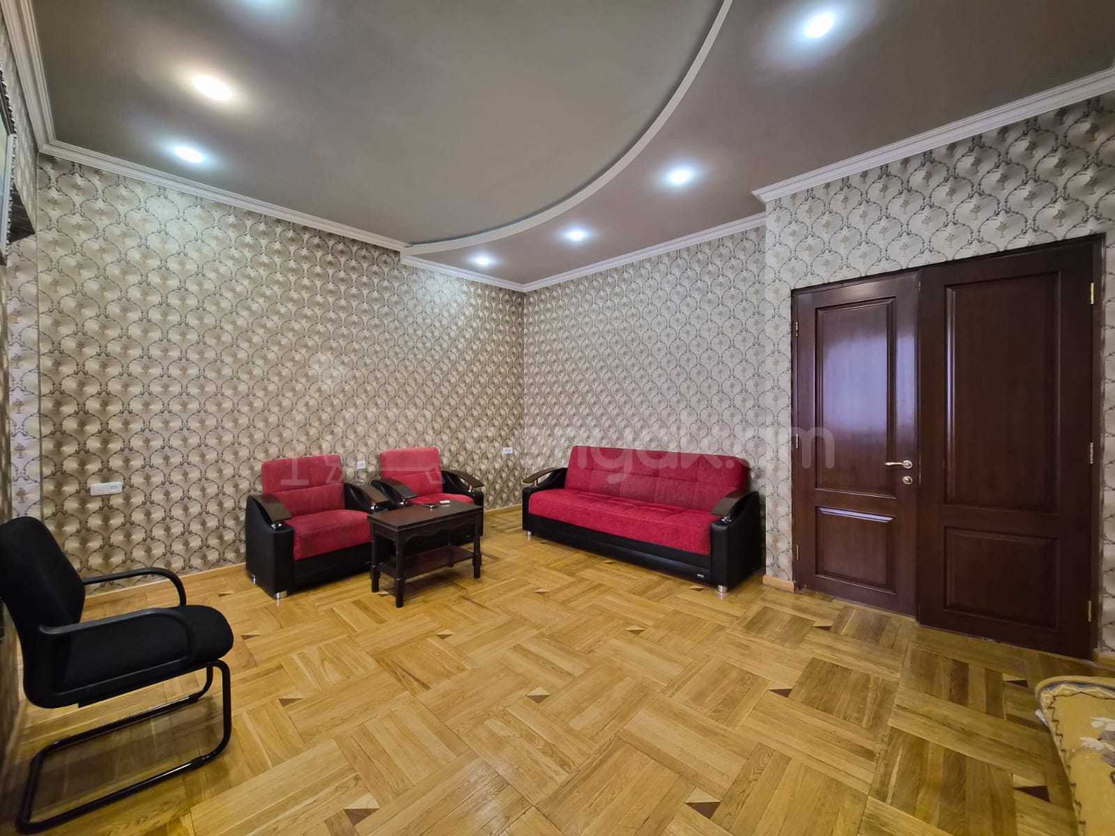 3 Սենյականոց Բնակարան Քարե Շենքում, 72քմ, 3/5 հարկ, Նորմալ Վիճակում