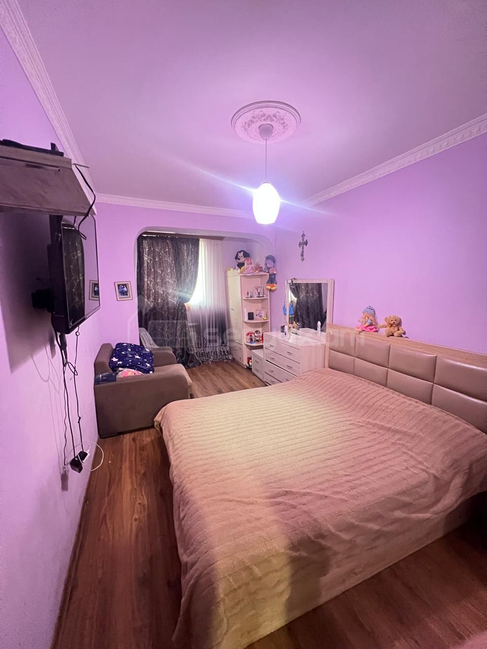 3 Սենյականոց Բնակարան Քարե Շենքում, 80քմ, 1/5 հարկ, Կապիտալ Վերանորոգված