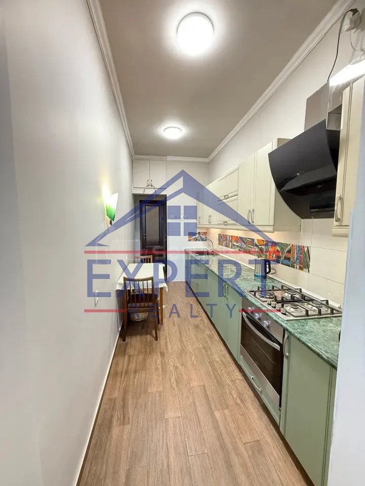 3 Սենյականոց Բնակարան Քարե Շենքում, 98քմ, 5/5 հարկ, Նորմալ Վիճակում, Կահավորված, Արևկող