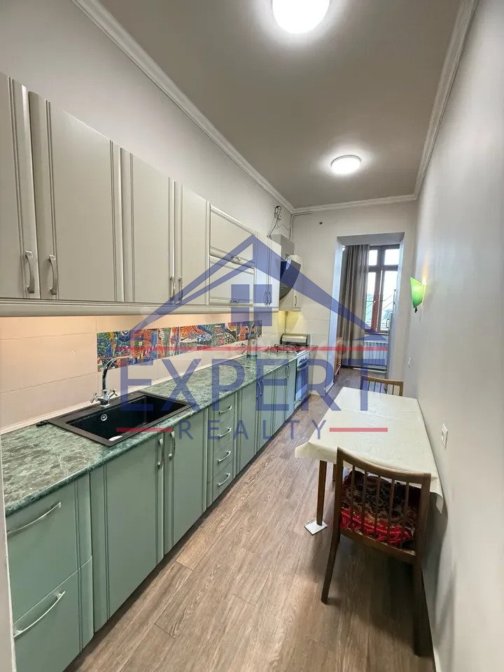 3 Սենյականոց Բնակարան Քարե Շենքում, 98քմ, 5/5 հարկ, Նորմալ Վիճակում, Կահավորված, Արևկող