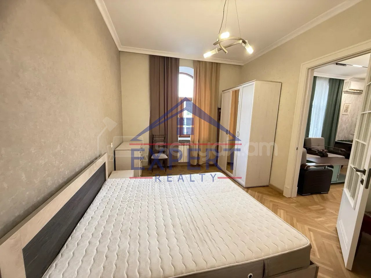 3 Սենյականոց Բնակարան Քարե Շենքում, 98քմ, 5/5 հարկ, Նորմալ Վիճակում, Կահավորված, Արևկող