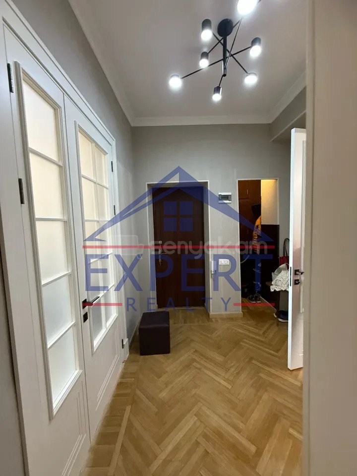 3 Սենյականոց Բնակարան Քարե Շենքում, 98քմ, 5/5 հարկ, Նորմալ Վիճակում, Կահավորված, Արևկող