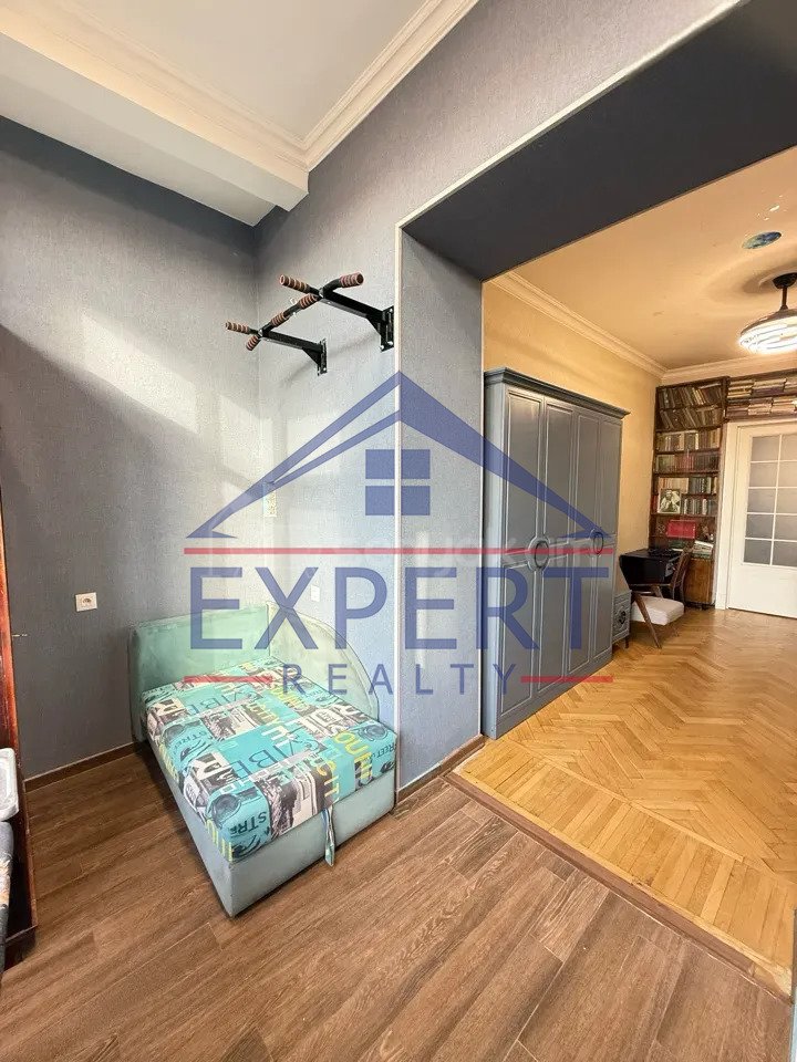 3 Սենյականոց Բնակարան Քարե Շենքում, 98քմ, 5/5 հարկ, Նորմալ Վիճակում, Կահավորված, Արևկող