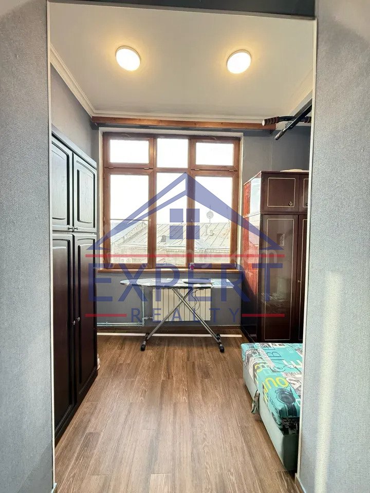 3 Սենյականոց Բնակարան Քարե Շենքում, 98քմ, 5/5 հարկ, Նորմալ Վիճակում, Կահավորված, Արևկող