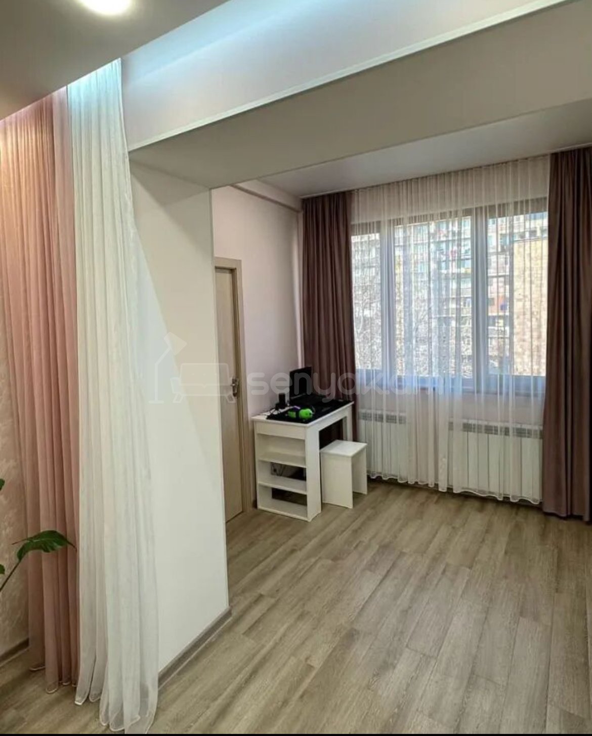 3 Սենյականոց Բնակարան Քարե Շենքում, 75քմ, 5/5 հարկ, Կապիտալ Վերանորոգված