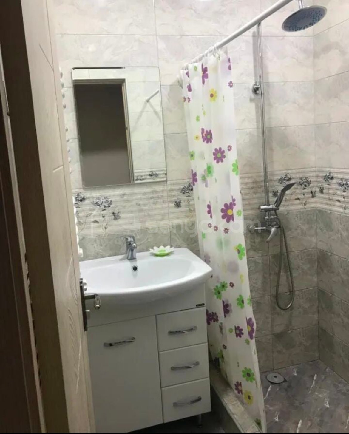 3 Սենյականոց Բնակարան Քարե Շենքում, 75քմ, 5/5 հարկ, Կապիտալ Վերանորոգված