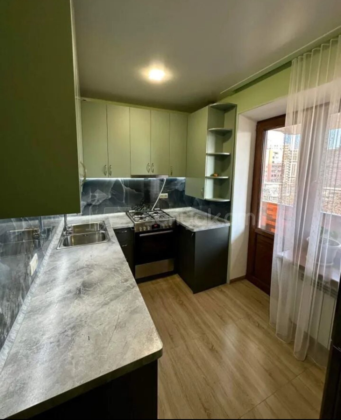 3 Սենյականոց Բնակարան Քարե Շենքում, 75քմ, 5/5 հարկ, Կապիտալ Վերանորոգված