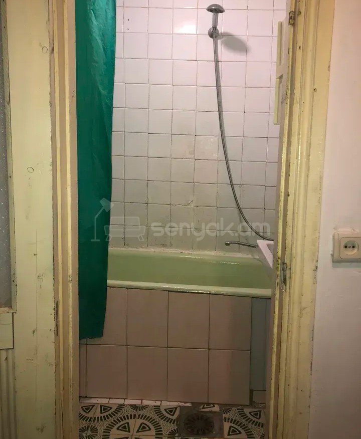 1 Սենյականոց Բնակարան Քարե Շենքում, 48քմ, 2/5 հարկ, Նորմալ Վիճակում, Կահավորված, Արևկող