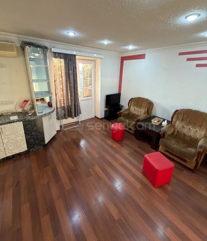 1 Սենյականոց Բնակարան Քարե Շենքում, 45քմ, 2/5 հարկ, Նորմալ Վիճակում, Կահավորված, Արևկող