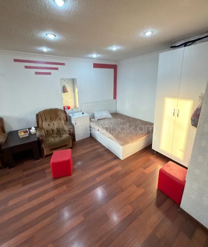 1 Սենյականոց Բնակարան Քարե Շենքում, 45քմ, 2/5 հարկ, Նորմալ Վիճակում, Կահավորված, Արևկող