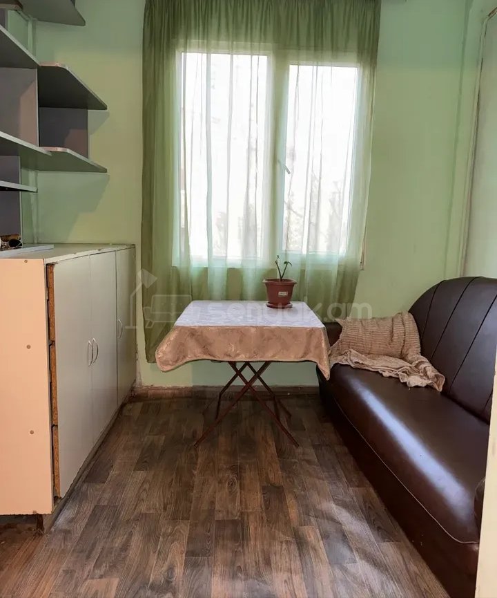 2 Սենյականոց Բնակարան Քարե Շենքում, 52քմ, 2/2 հարկ, Նորմալ Վիճակում, Կահավորված