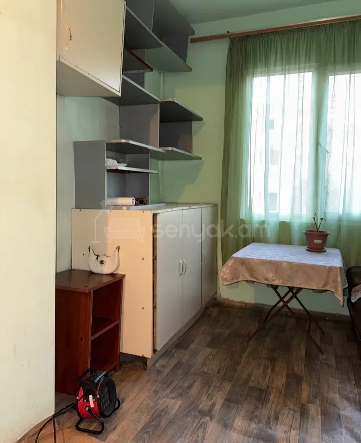 2 Սենյականոց Բնակարան Քարե Շենքում, 52քմ, 2/2 հարկ, Նորմալ Վիճակում, Կահավորված