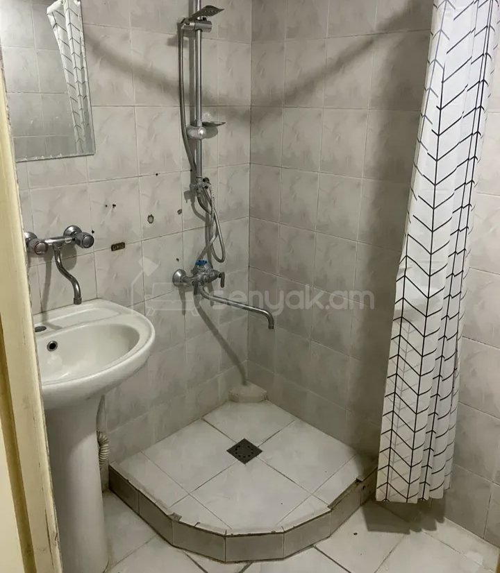 2 Սենյականոց Բնակարան Քարե Շենքում, 52քմ, 2/2 հարկ, Նորմալ Վիճակում, Կահավորված