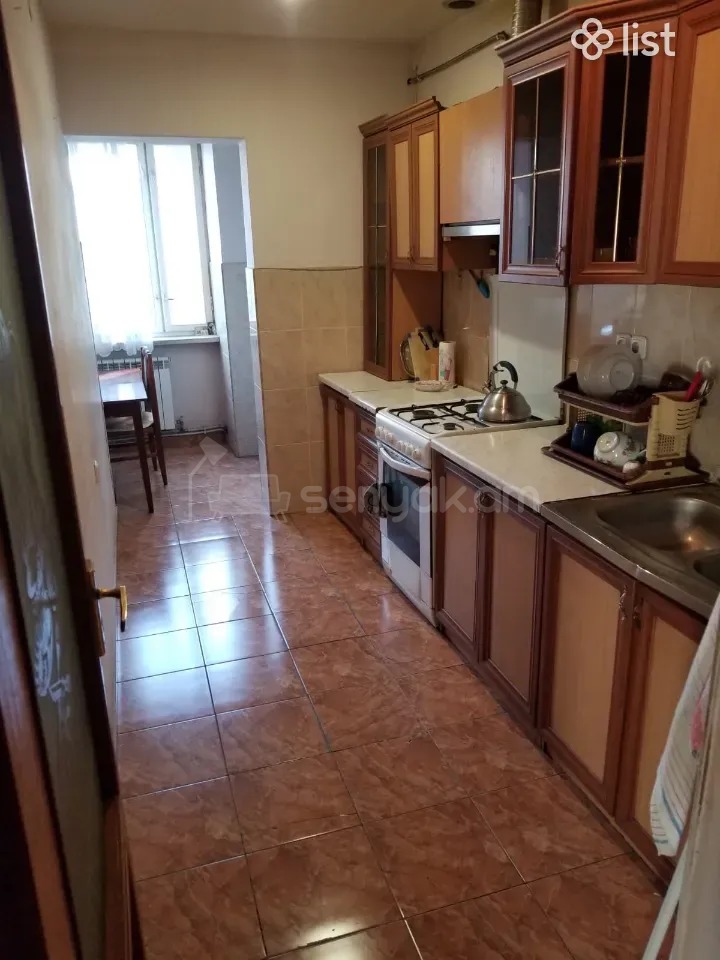 3 Սենյականոց Բնակարան Քարե Շենքում, 78քմ, 3/5 հարկ, Նորմալ Վիճակում, Կահավորված, Արևկող