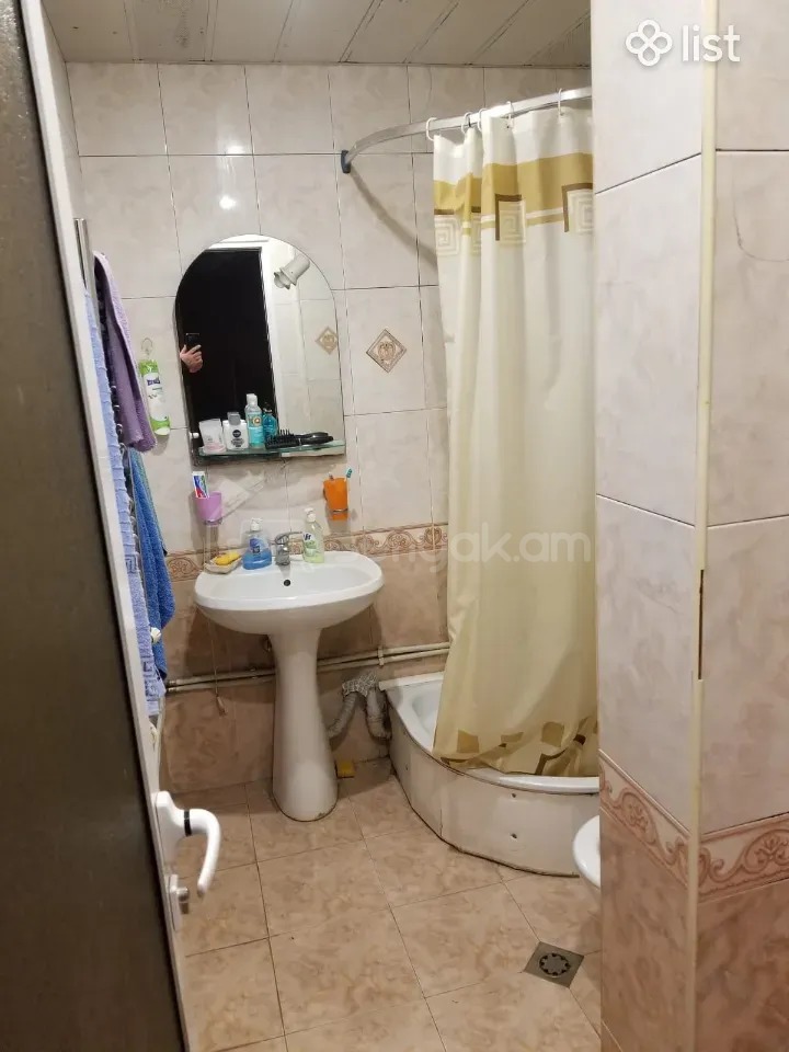 3 Սենյականոց Բնակարան Քարե Շենքում, 78քմ, 3/5 հարկ, Նորմալ Վիճակում, Կահավորված, Արևկող