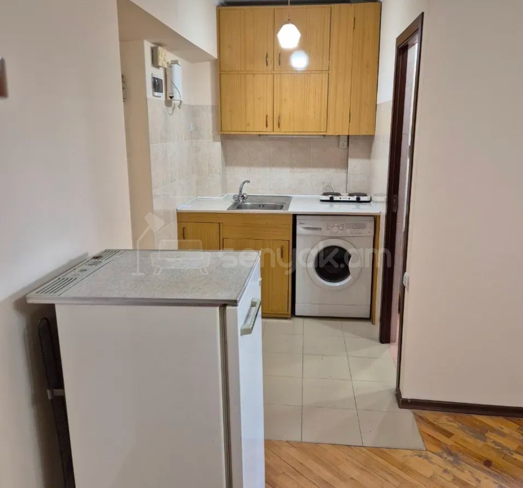 2 Սենյականոց Բնակարան Քարե Շենքում, 40քմ, 3/5 հարկ, Նորմալ Վիճակում, Կահավորված