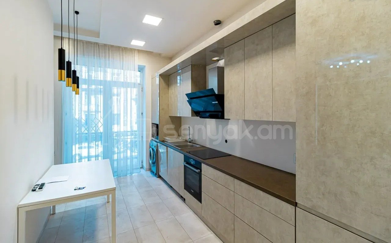 3 Սենյականոց Բնակարան Քարե Շենքում, 107քմ, 2/5 հարկ, Դիզայներական Վերանորոգված