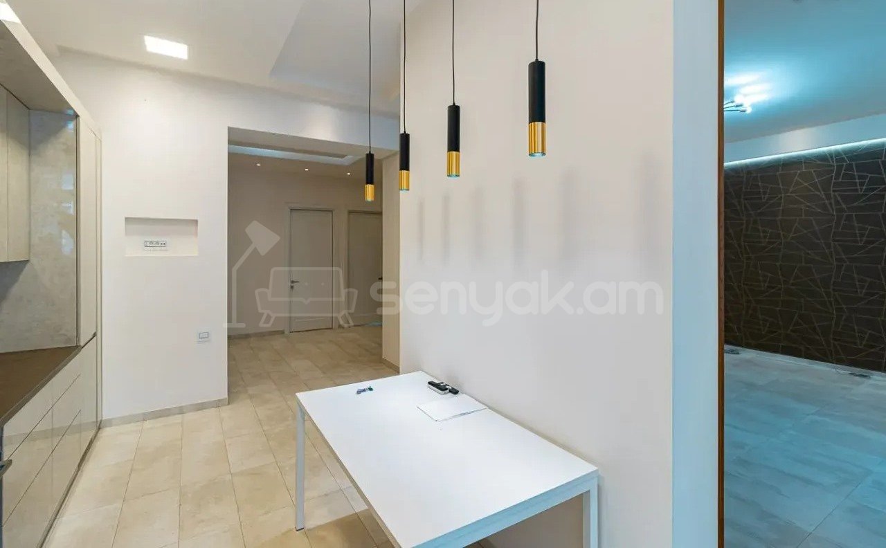 3 Սենյականոց Բնակարան Քարե Շենքում, 107քմ, 2/5 հարկ, Դիզայներական Վերանորոգված