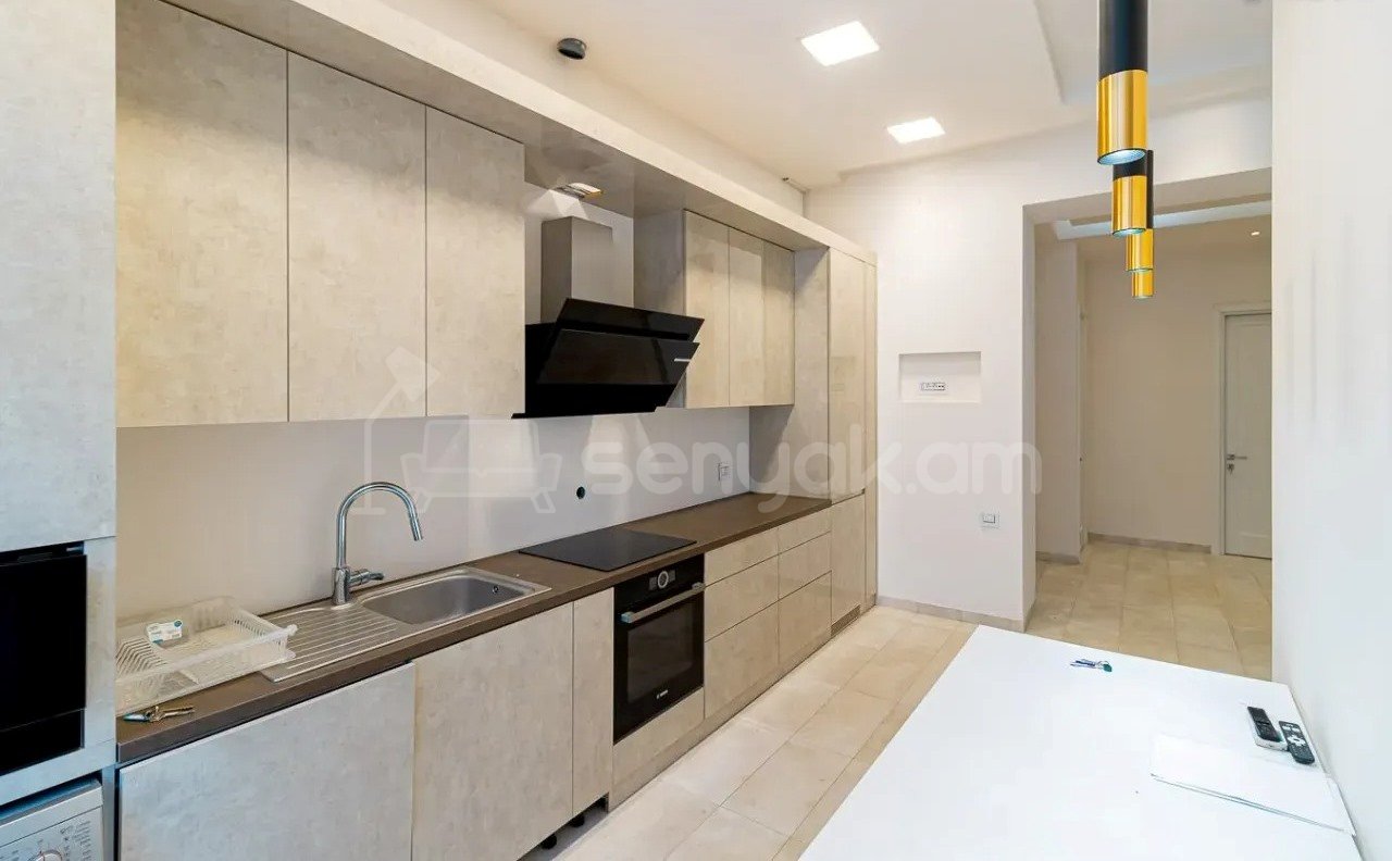 3 Սենյականոց Բնակարան Քարե Շենքում, 107քմ, 2/5 հարկ, Դիզայներական Վերանորոգված