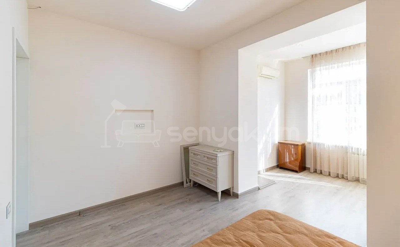 3 Սենյականոց Բնակարան Քարե Շենքում, 107քմ, 2/5 հարկ, Դիզայներական Վերանորոգված