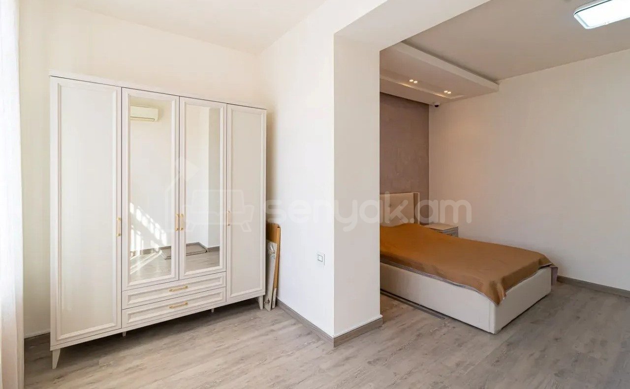 3 Սենյականոց Բնակարան Քարե Շենքում, 107քմ, 2/5 հարկ, Դիզայներական Վերանորոգված