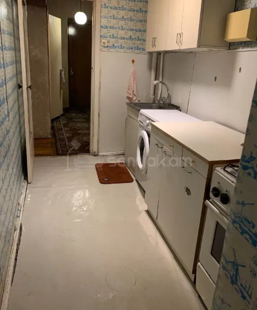 1 Սենյականոց Բնակարան Քարե Շենքում, 48քմ, 1/5 հարկ, Պետական Վիճակում