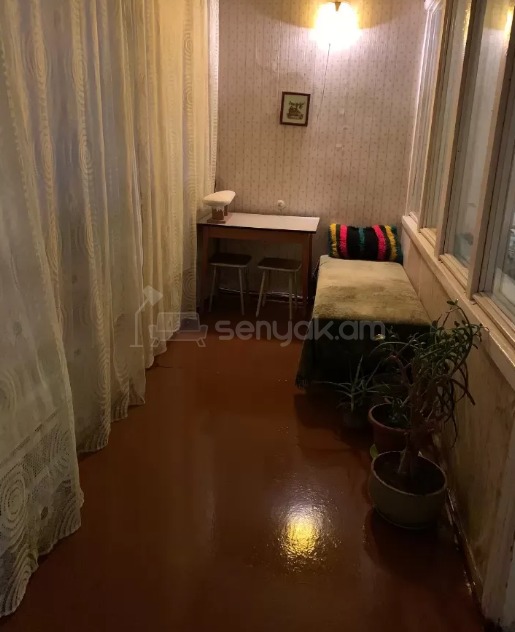 1 Սենյականոց Բնակարան Քարե Շենքում, 48քմ, 1/5 հարկ, Պետական Վիճակում