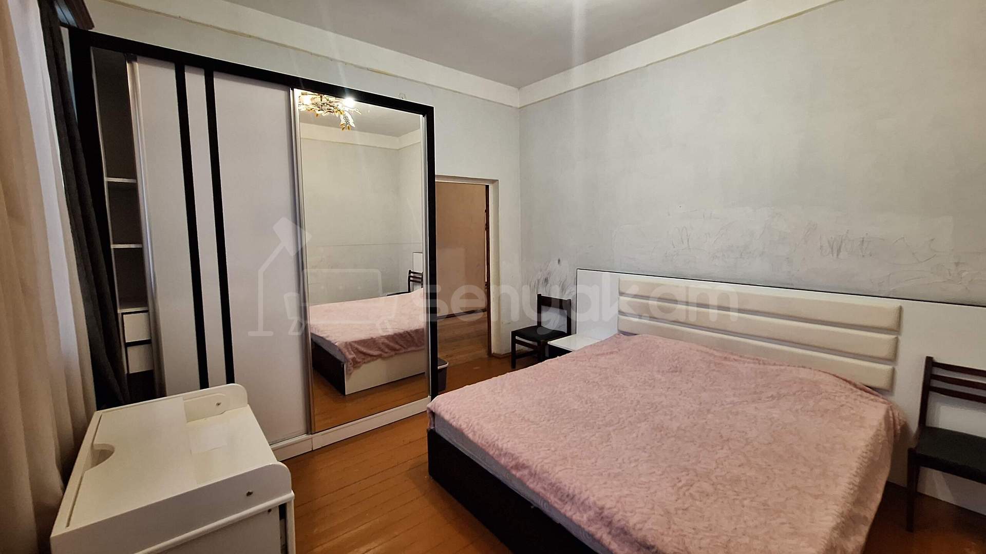 4 Սենյականոց Բնակարան Քարե Շենքում, 100քմ, 2/2 հարկ, Նորմալ Վիճակում, Կահավորված, Արևկող