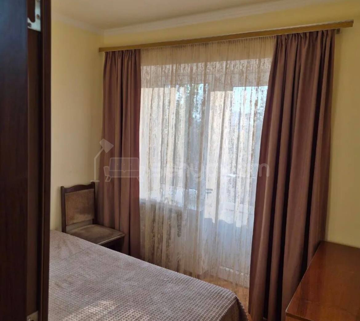 2 Սենյականոց Բնակարան Քարե Շենքում, 38քմ, 3/5 հարկ, Նորմալ Վիճակում, Կահավորված