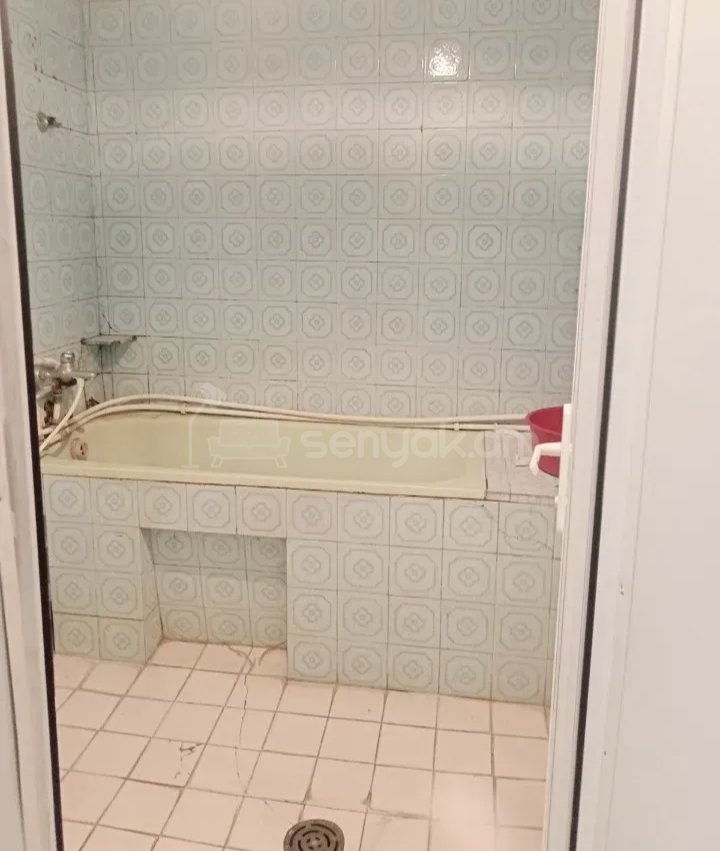 3 Սենյականոց Բնակարան Քարե Շենքում, 65քմ, 1/1 հարկ, Նորմալ Վիճակում, Կահավորված