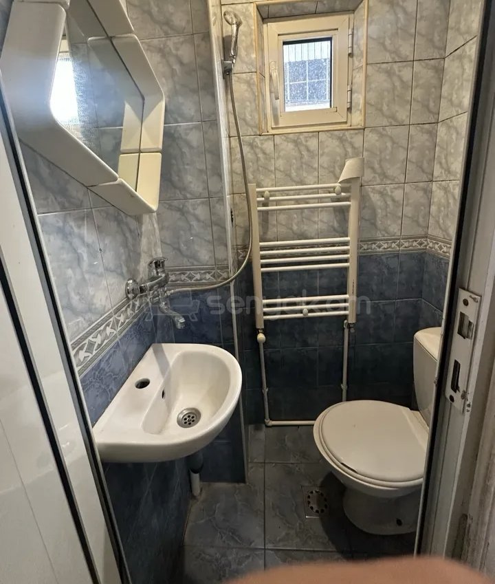 3 Սենյականոց Բնակարան Քարե Շենքում, 60քմ, 3/3 հարկ, Նորմալ Վիճակում, Կահավորված