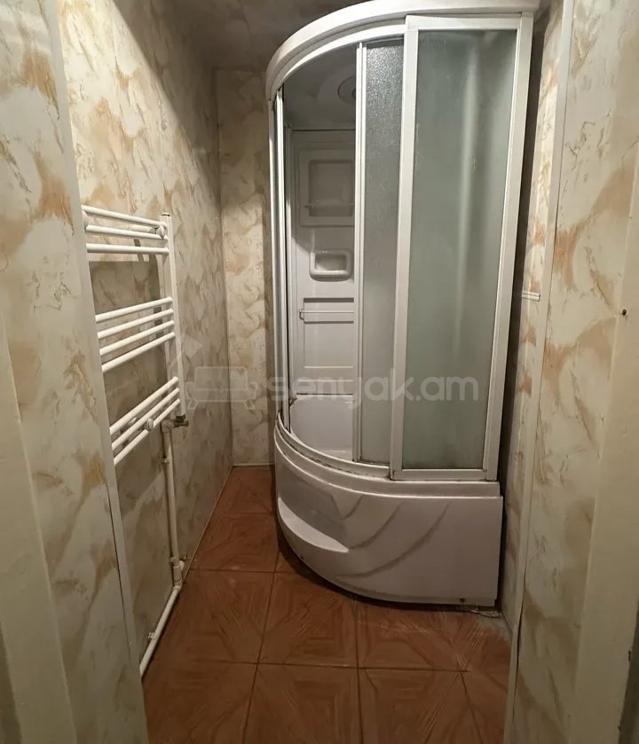 3 Սենյականոց Բնակարան Քարե Շենքում, 60քմ, 3/3 հարկ, Նորմալ Վիճակում, Կահավորված