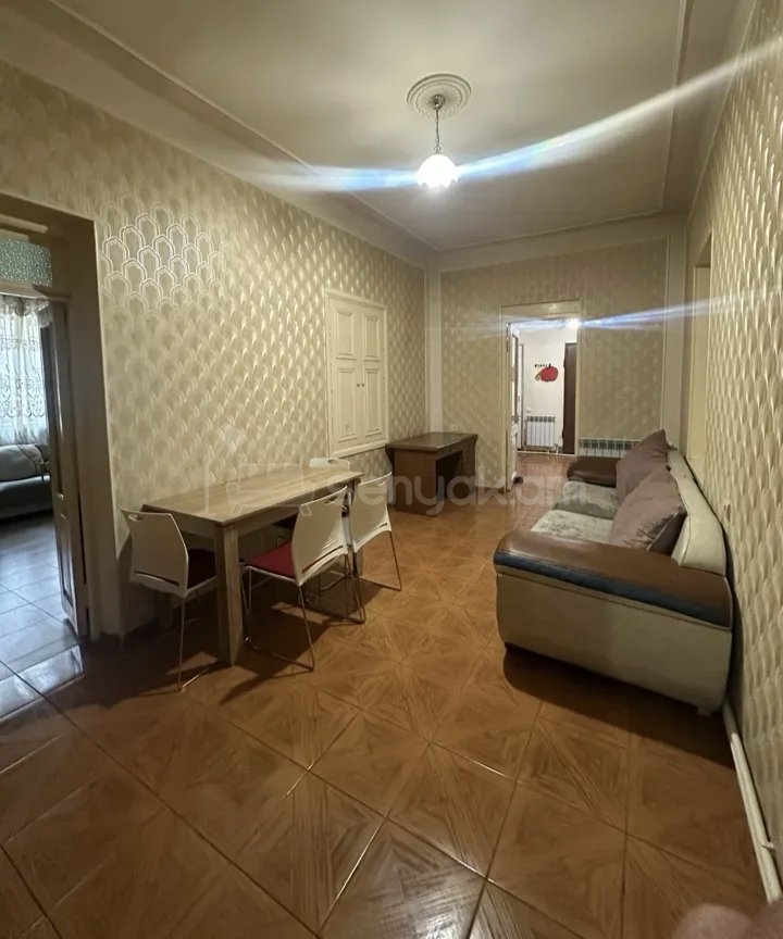 3 Սենյականոց Բնակարան Քարե Շենքում, 60քմ, 3/3 հարկ, Նորմալ Վիճակում, Կահավորված