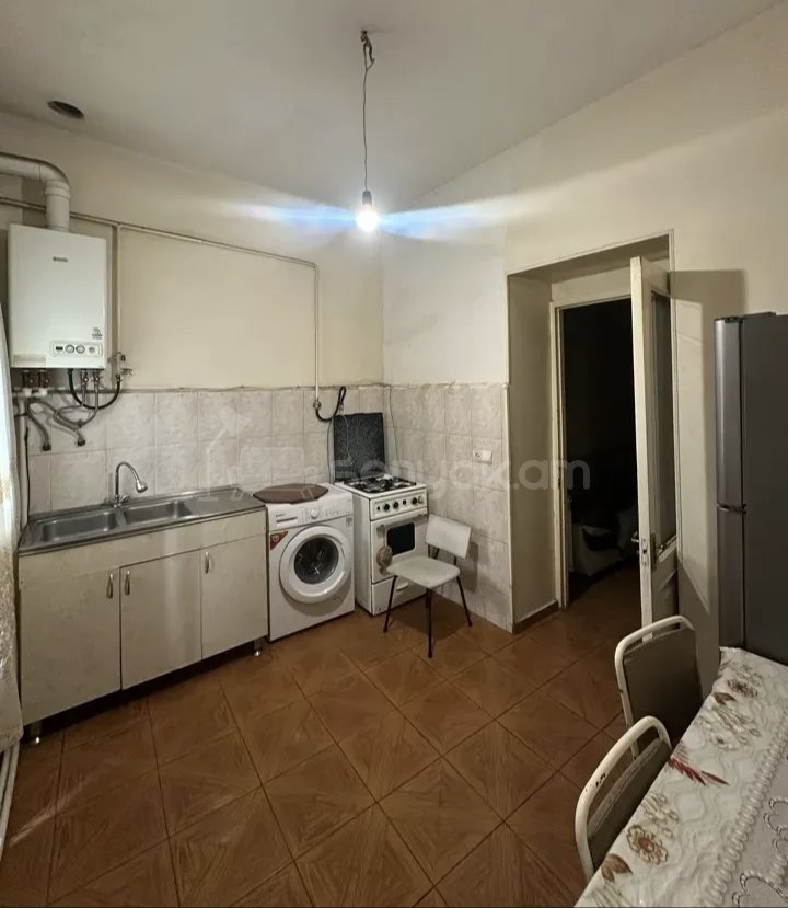 3 Սենյականոց Բնակարան Քարե Շենքում, 60քմ, 3/3 հարկ, Նորմալ Վիճակում, Կահավորված