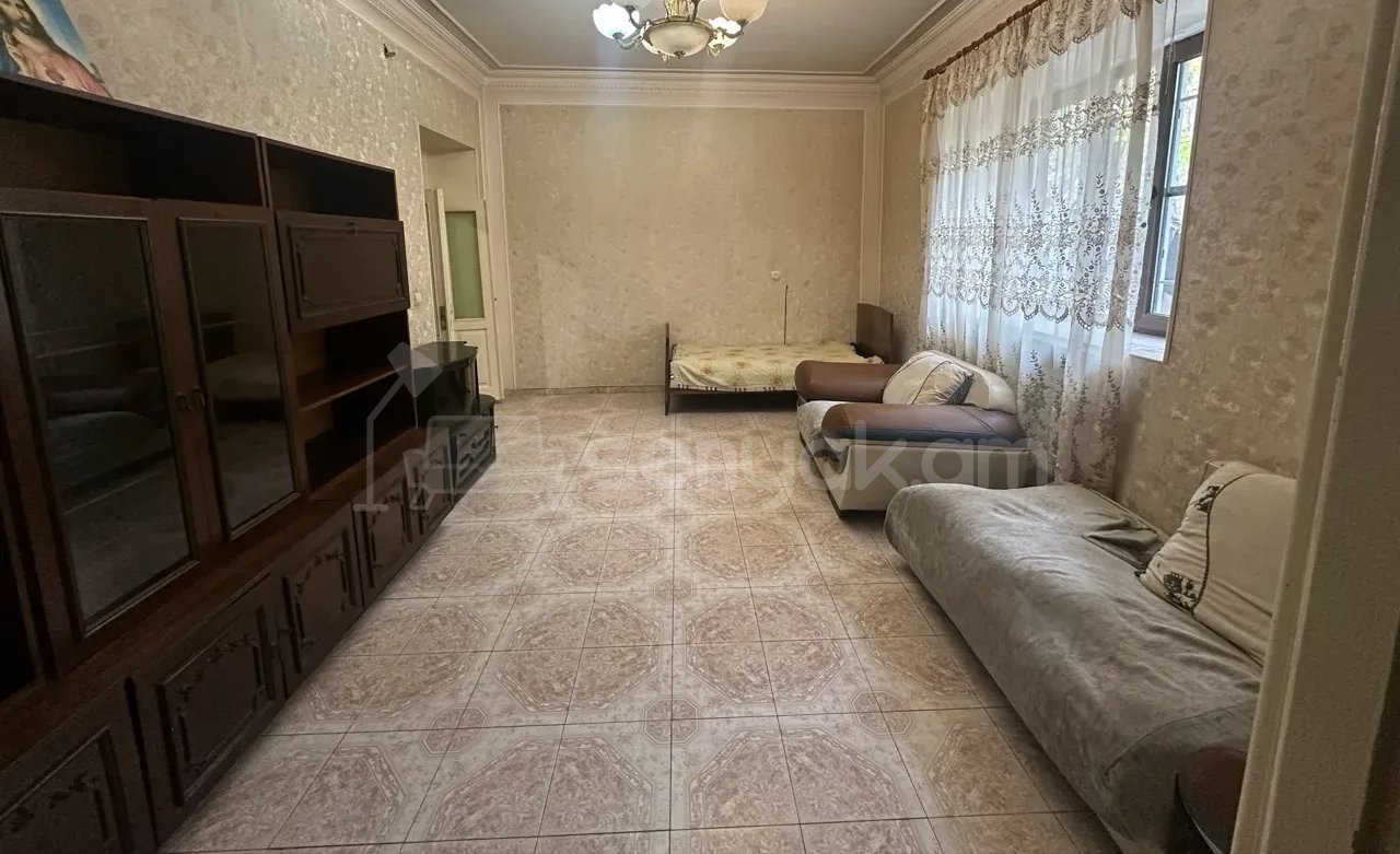 3 Սենյականոց Բնակարան Քարե Շենքում, 60քմ, 3/3 հարկ, Նորմալ Վիճակում, Կահավորված