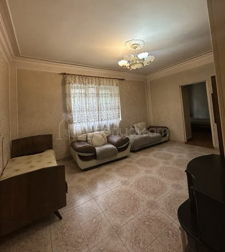 3 Սենյականոց Բնակարան Քարե Շենքում, 60քմ, 3/3 հարկ, Նորմալ Վիճակում, Կահավորված