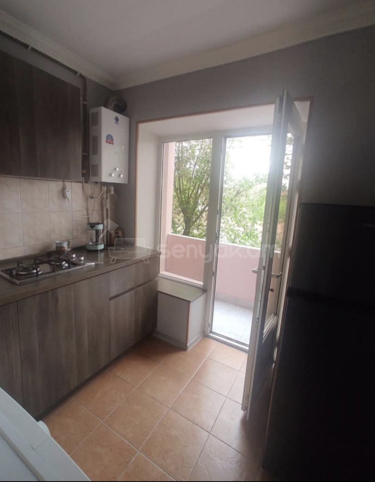 1 Սենյականոց Բնակարան Քարե Շենքում, 44քմ, 2/4 հարկ, Կապիտալ Վերանորոգված, Կահավորված