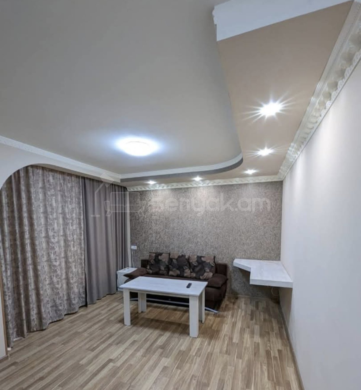 1 Սենյականոց Բնակարան Քարե Շենքում, 44քմ, 2/4 հարկ, Կապիտալ Վերանորոգված, Կահավորված