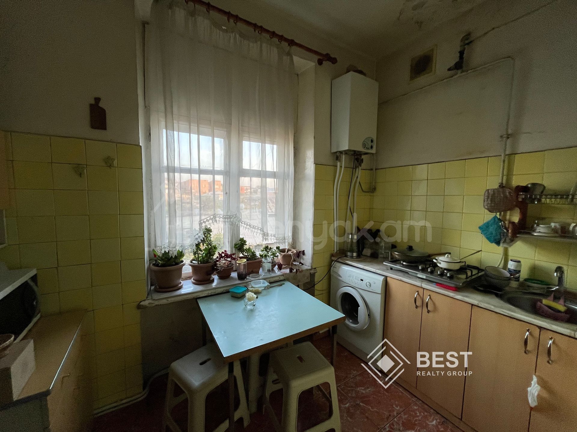 4 Սենյականոց Բնակարան Քարե Շենքում, 104քմ, 3/4 հարկ, Պետական Վիճակում