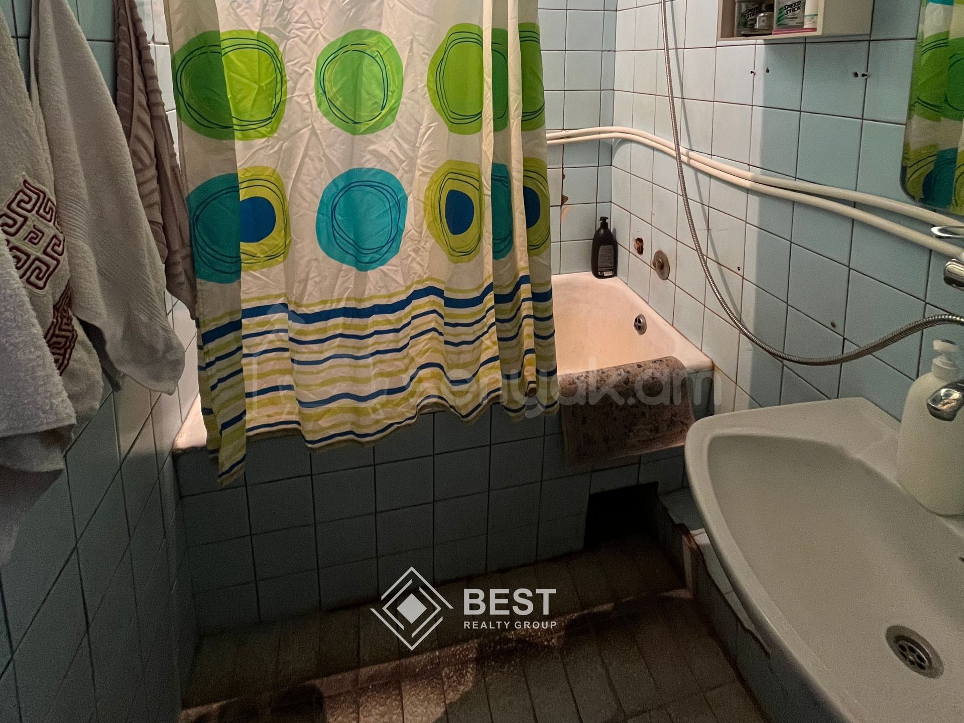 4 Սենյականոց Բնակարան Քարե Շենքում, 104քմ, 3/4 հարկ, Պետական Վիճակում