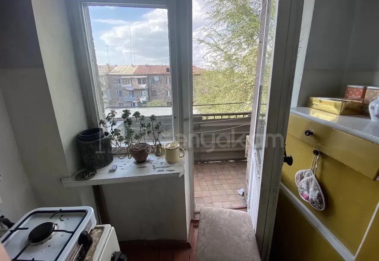 1 Սենյականոց Բնակարան Քարե Շենքում, 57քմ, 2/5 հարկ, Պետական Վիճակում