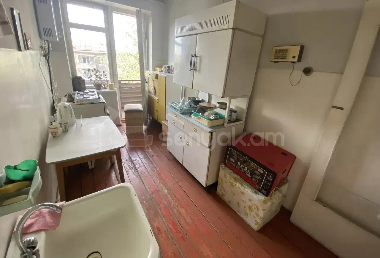 1 Սենյականոց Բնակարան Քարե Շենքում, 57քմ, 2/5 հարկ, Պետական Վիճակում