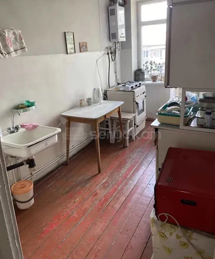 1 Սենյականոց Բնակարան Քարե Շենքում, 57քմ, 2/5 հարկ, Պետական Վիճակում