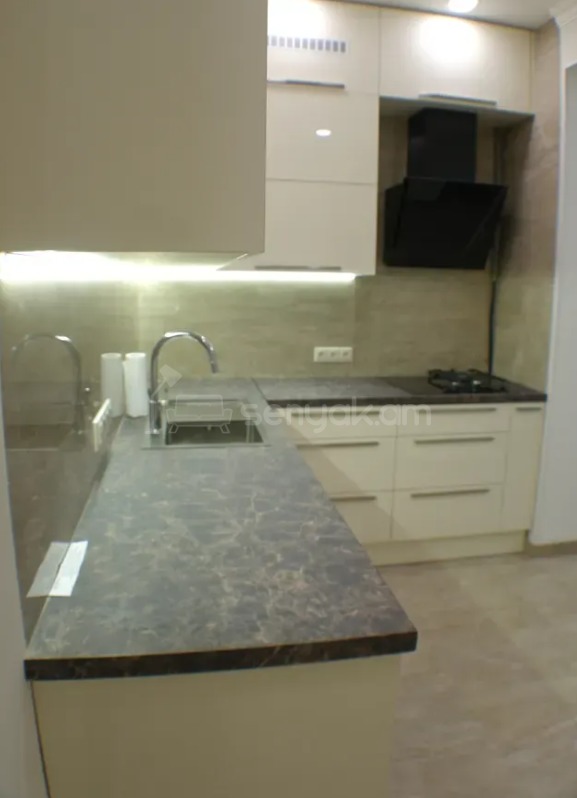 3 Սենյականոց Բնակարան Քարե Շենքում, 95քմ, 3/6 հարկ, Կապիտալ Վերանորոգված, Կահավորված