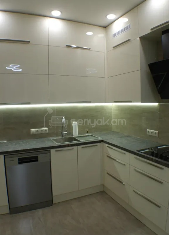 3 Սենյականոց Բնակարան Քարե Շենքում, 95քմ, 3/6 հարկ, Կապիտալ Վերանորոգված, Կահավորված