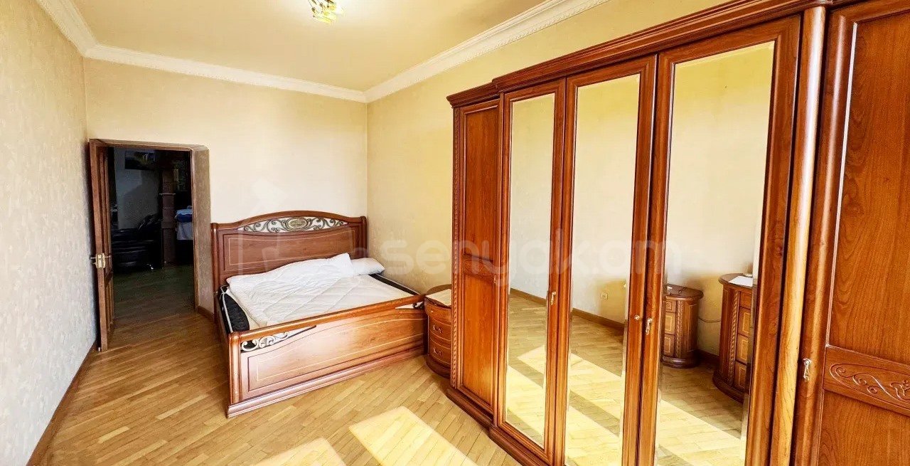 3 Սենյականոց Բնակարան Քարե Շենքում, 71քմ, 2/5 հարկ, Նորմալ Վիճակում