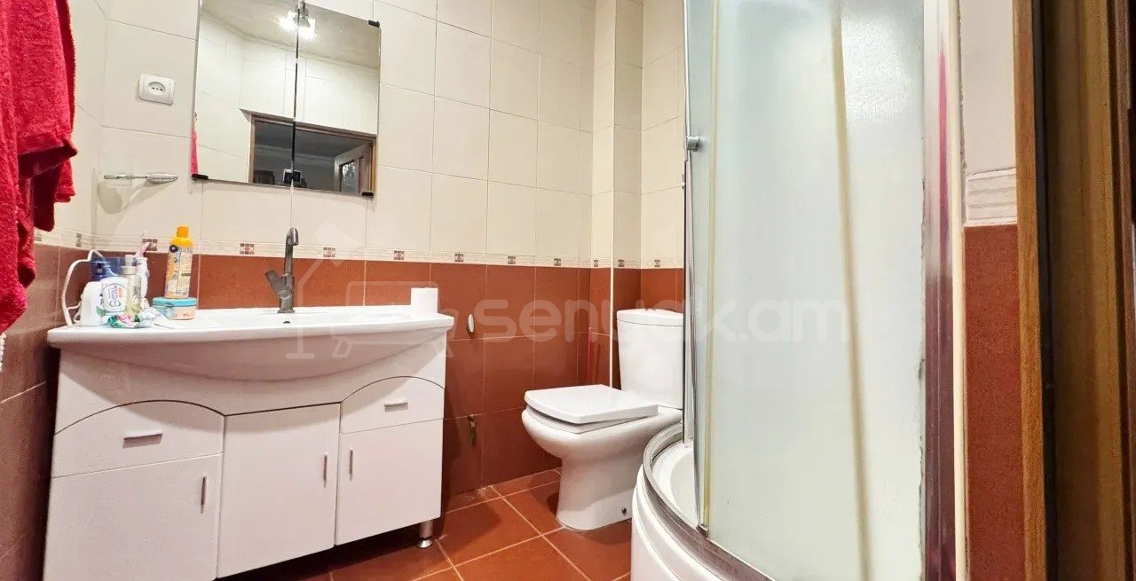 3 Սենյականոց Բնակարան Քարե Շենքում, 71քմ, 2/5 հարկ, Նորմալ Վիճակում