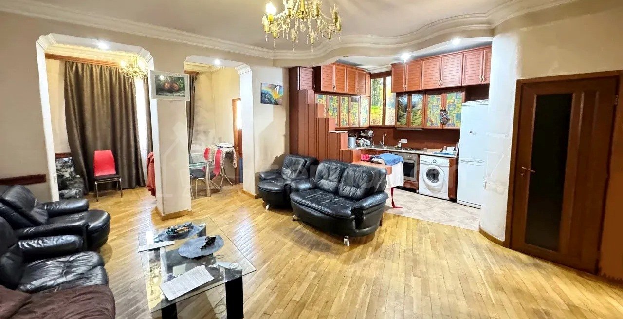 3 Սենյականոց Բնակարան Քարե Շենքում, 71քմ, 2/5 հարկ, Նորմալ Վիճակում