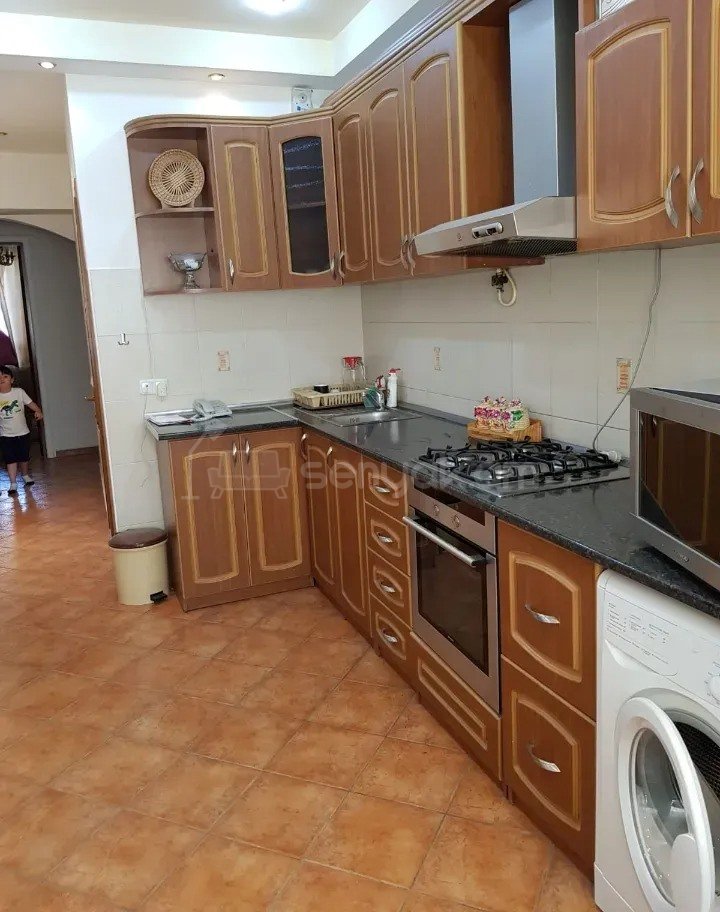 3 Սենյականոց Բնակարան Քարե Շենքում, 80քմ, 4/5 հարկ, Կապիտալ Վերանորոգված